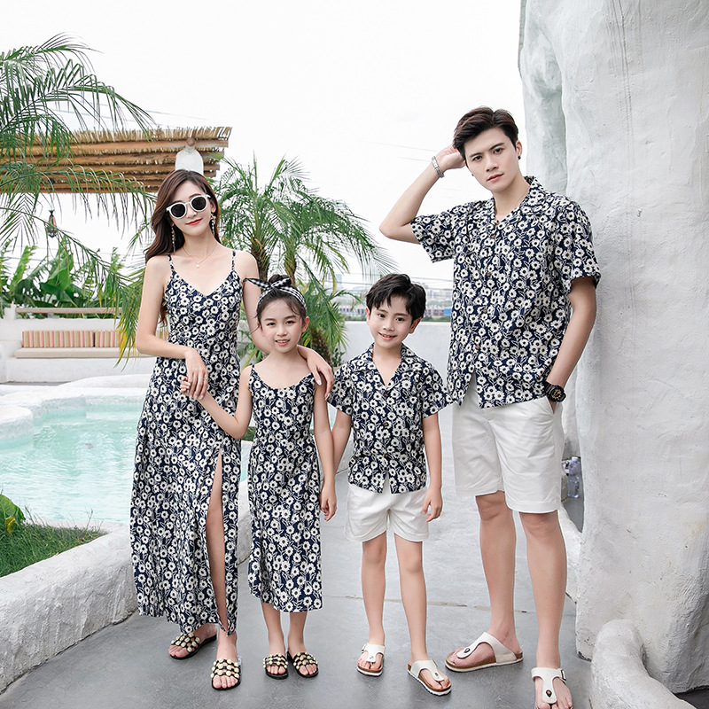 Resort Shirt Floral - ชุดคู่ครอบครัวลายดอกไม้ เสื้อสายเดี่ยวผ่าข้างสำหรับแม่และลูกสาว ชุดเสื้อเชิ้ตแขนสั้นสำหรับพ่อและลูกชาย ชุดใส่เที่ยวทะเลฤดูร้อน